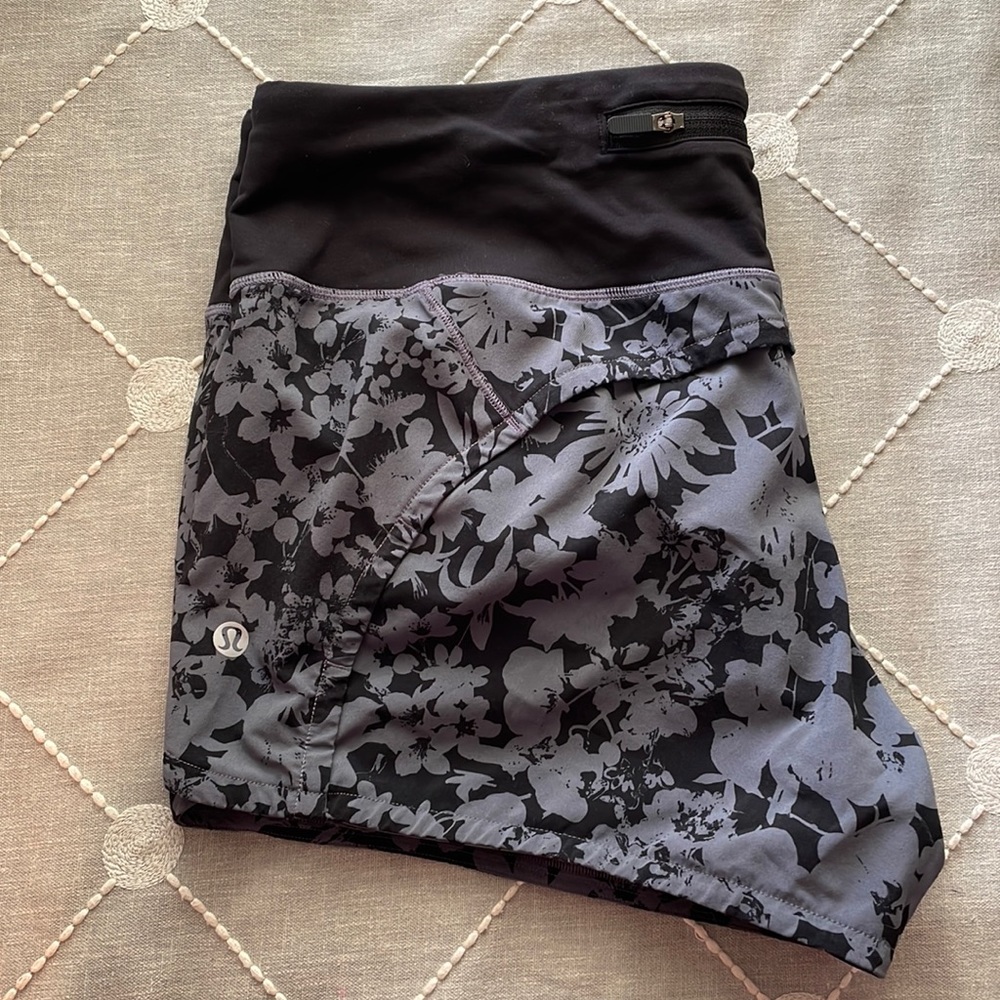 Lululemon grey speed up shorts with flowers size 6